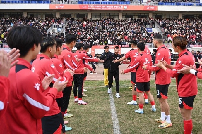 今日赛前,俱乐部为前球员马晓磊及文烁举行了退役仪式