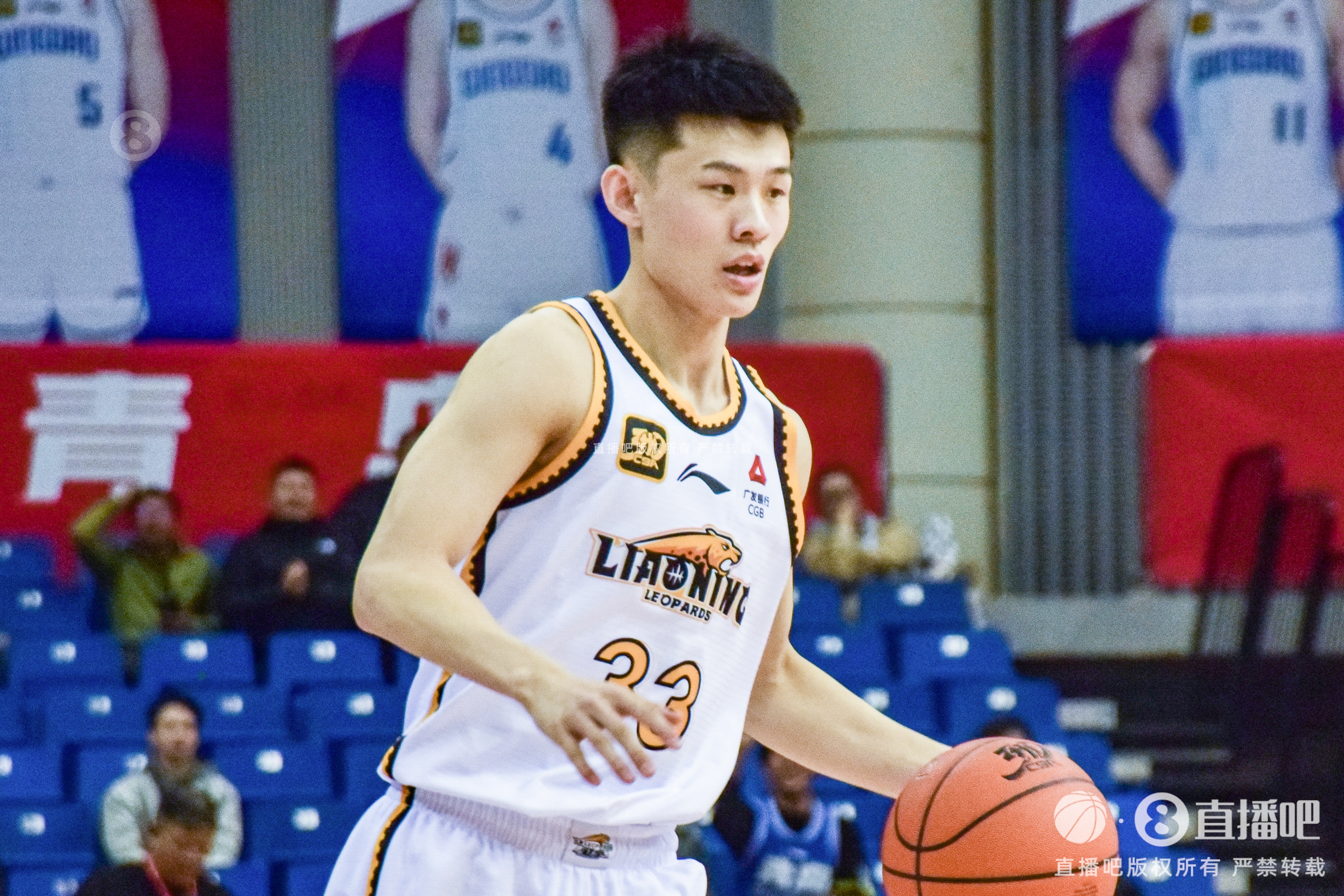 太准了!王岚嵚半场4记三分球拿下12分2板2助1断
