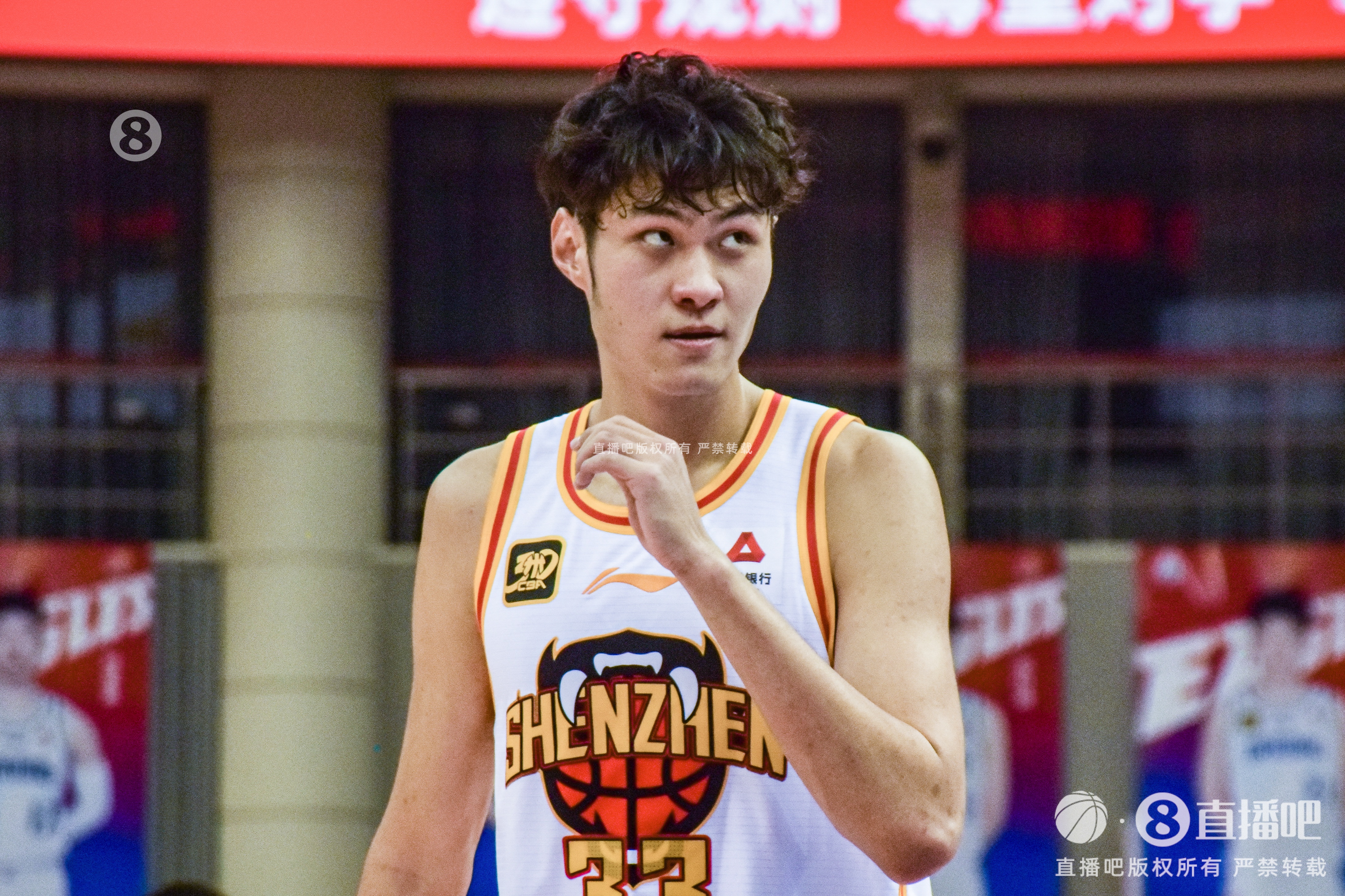 敢打敢拼!王浩然首节打满12分钟6中4拿到11分&上演反击飞身劈扣