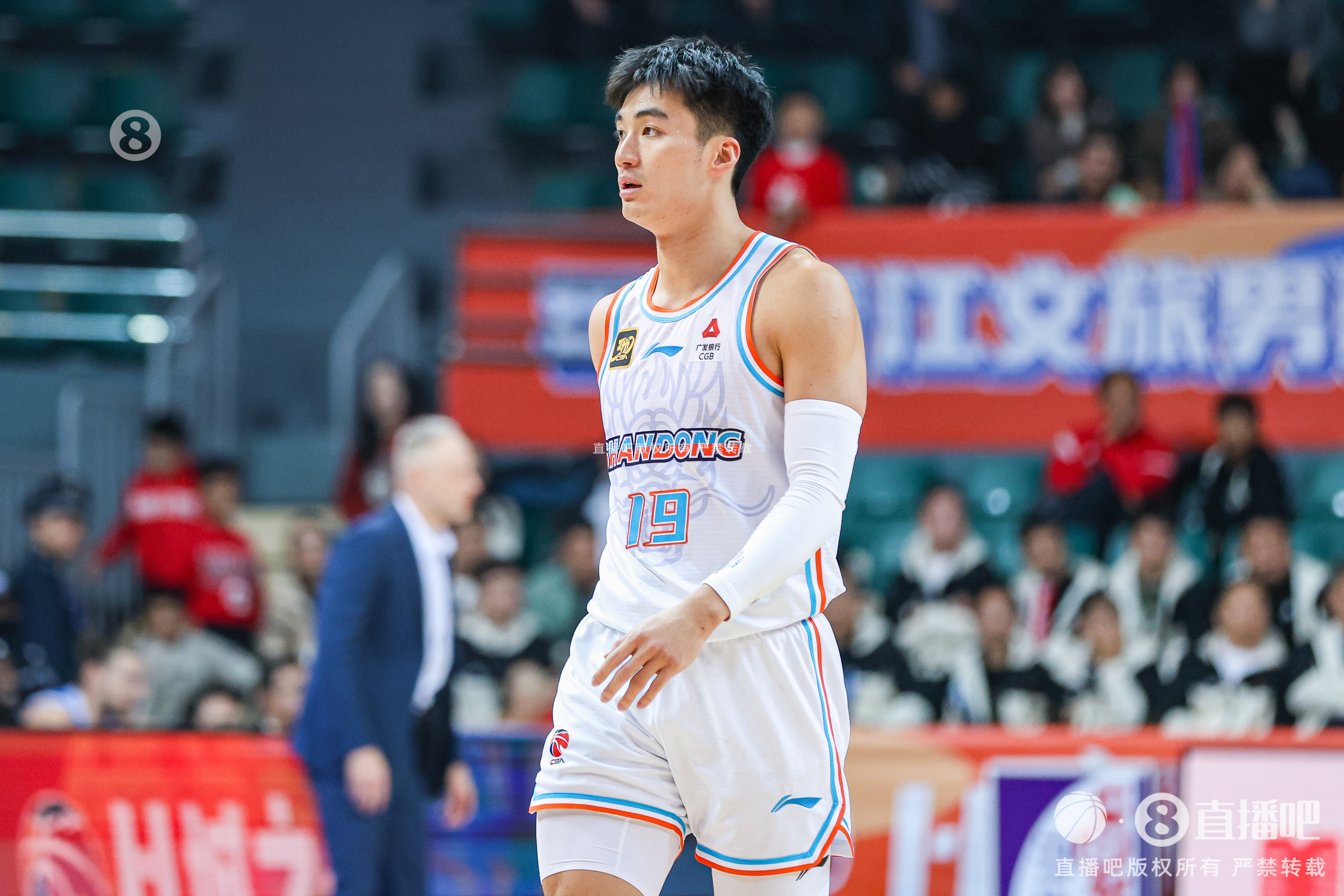 今天效率奇高!于德豪上半场11分钟7投5中砍下全队最高的12分