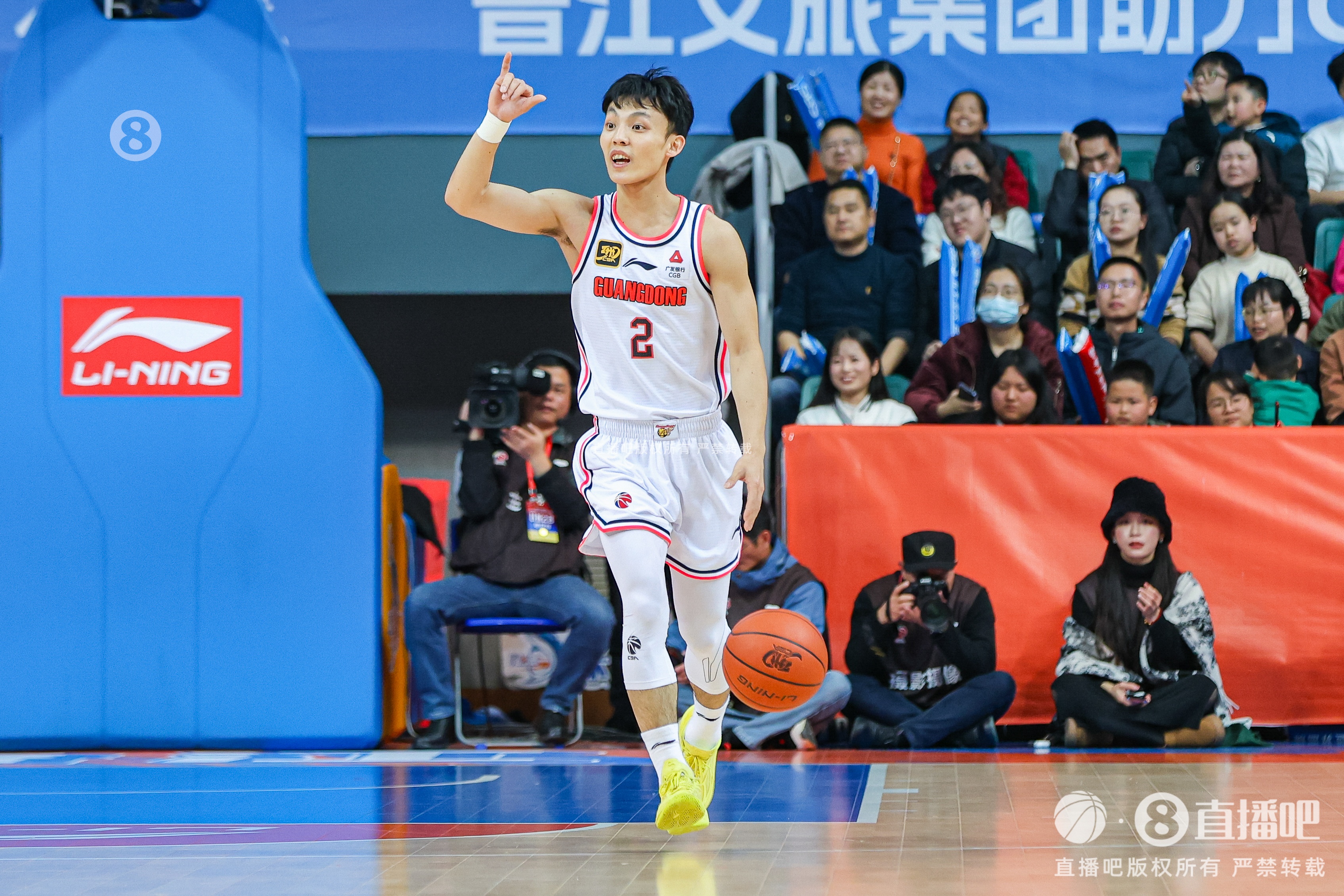 打得轻松!徐杰9中4拿到12分3板6助1断