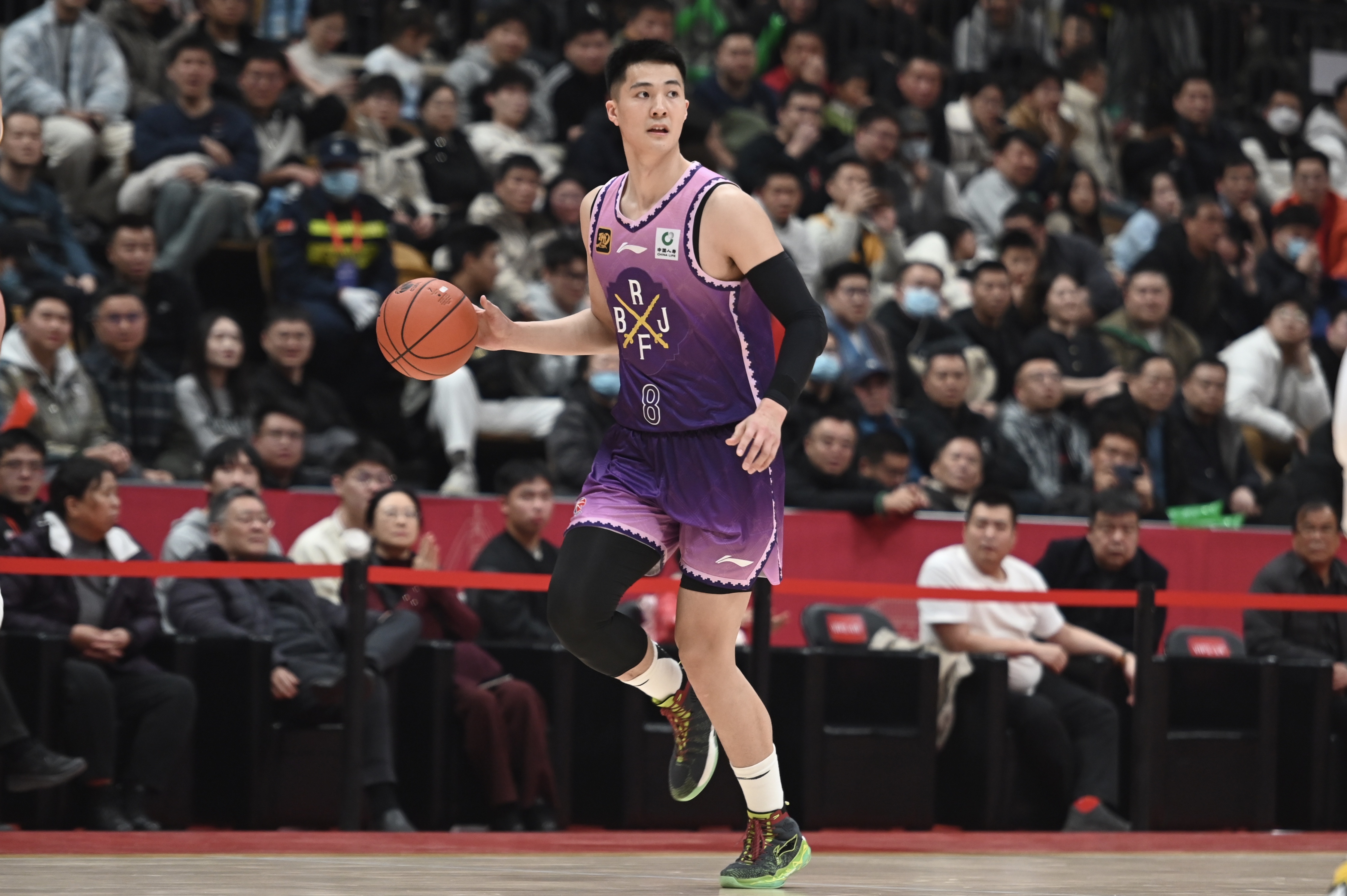 打得不错!朱松玮半场6中3&三分2中1拿7分&抢下7个篮板
